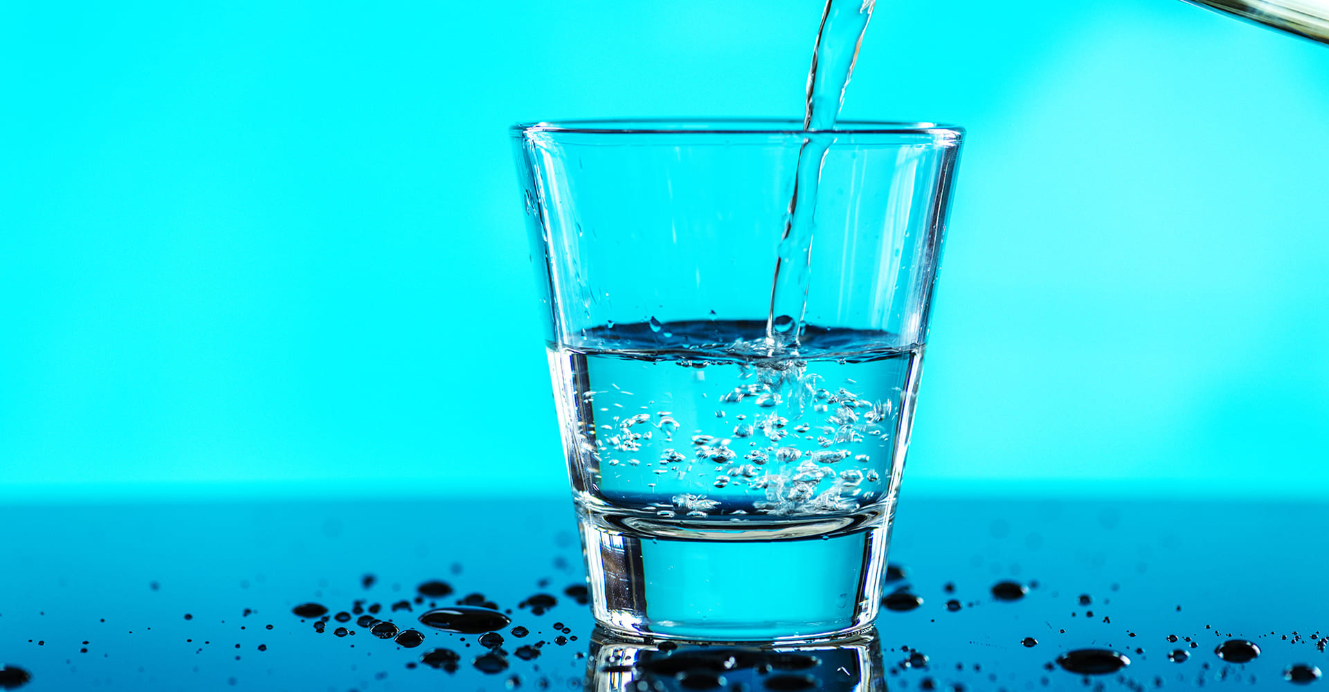 4 razones por las que no debes tomar agua embotellada